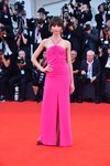 Annabelle Belmondo con vestido largo rosa fucsia en la premiere de 'Marriage Story' en el Festival de Venecia 2019