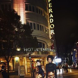 Conjuntoo dorado de la colección otoño/invierno 2019/2020 de Dolores Promesas