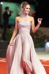 Lily-Rose Depp vestida de Alta Costura otoño/invierno 2019/2020 de Chanel en la premiere de 'El Rey' en el Festival de Venecia 2019