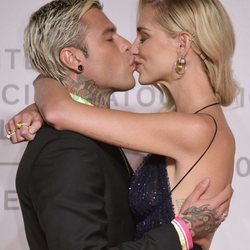 Fedez y Chiara Ferragni besándose en la premiere de 'Chiara Ferragni Unposted' en el Festival de Venecia 2019