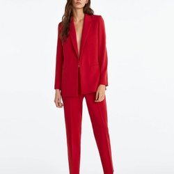Traje rojo de la colección otoño/invierno 2019 de Uterqüe