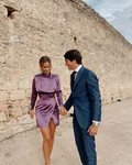 María Pombo (junto a Pablo Castellanos) con un vestido satinado violeta de Wolflamb