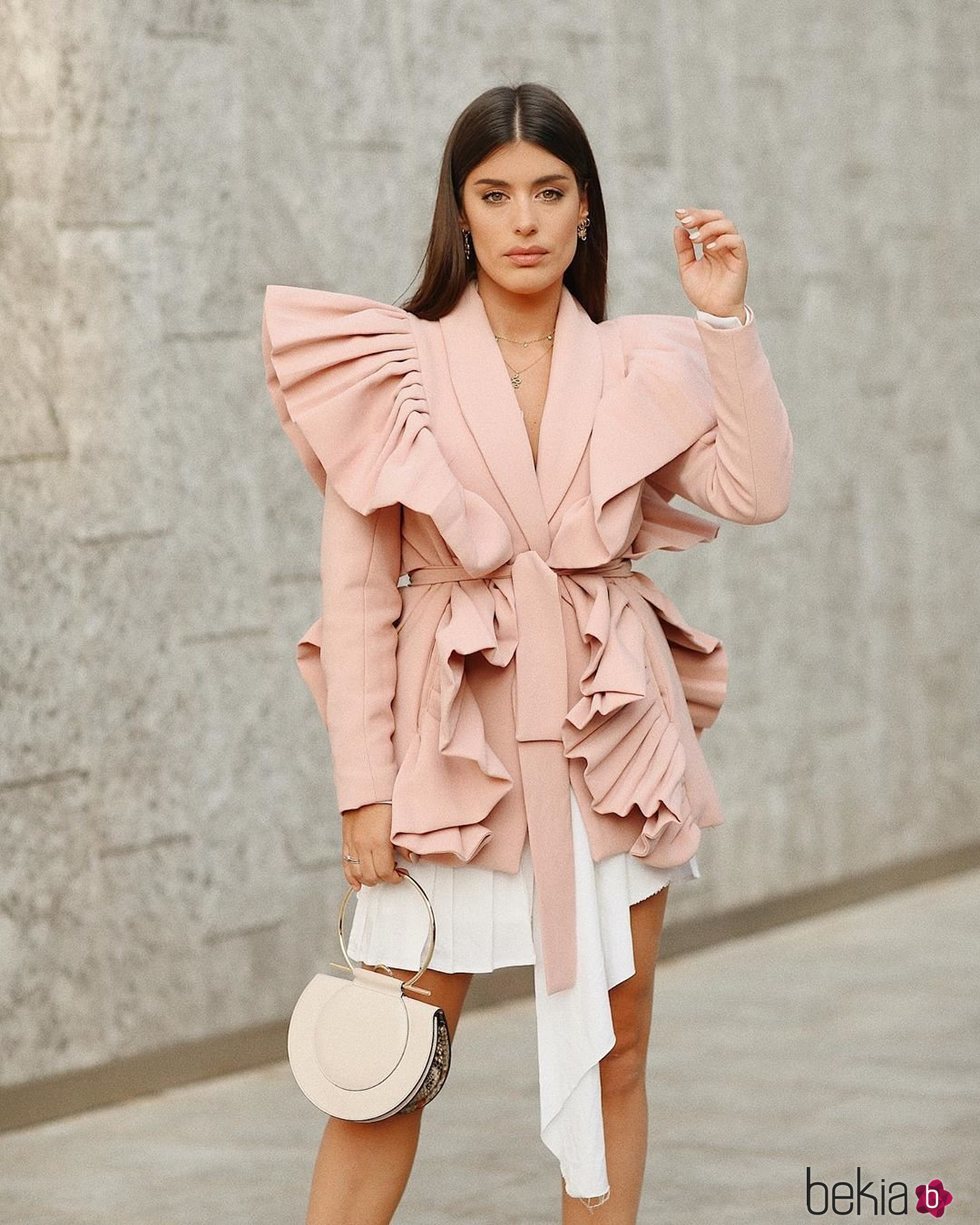 Dulceida con vestido de Ze García y bolso de Ferragamo en la Milan Fashion Week