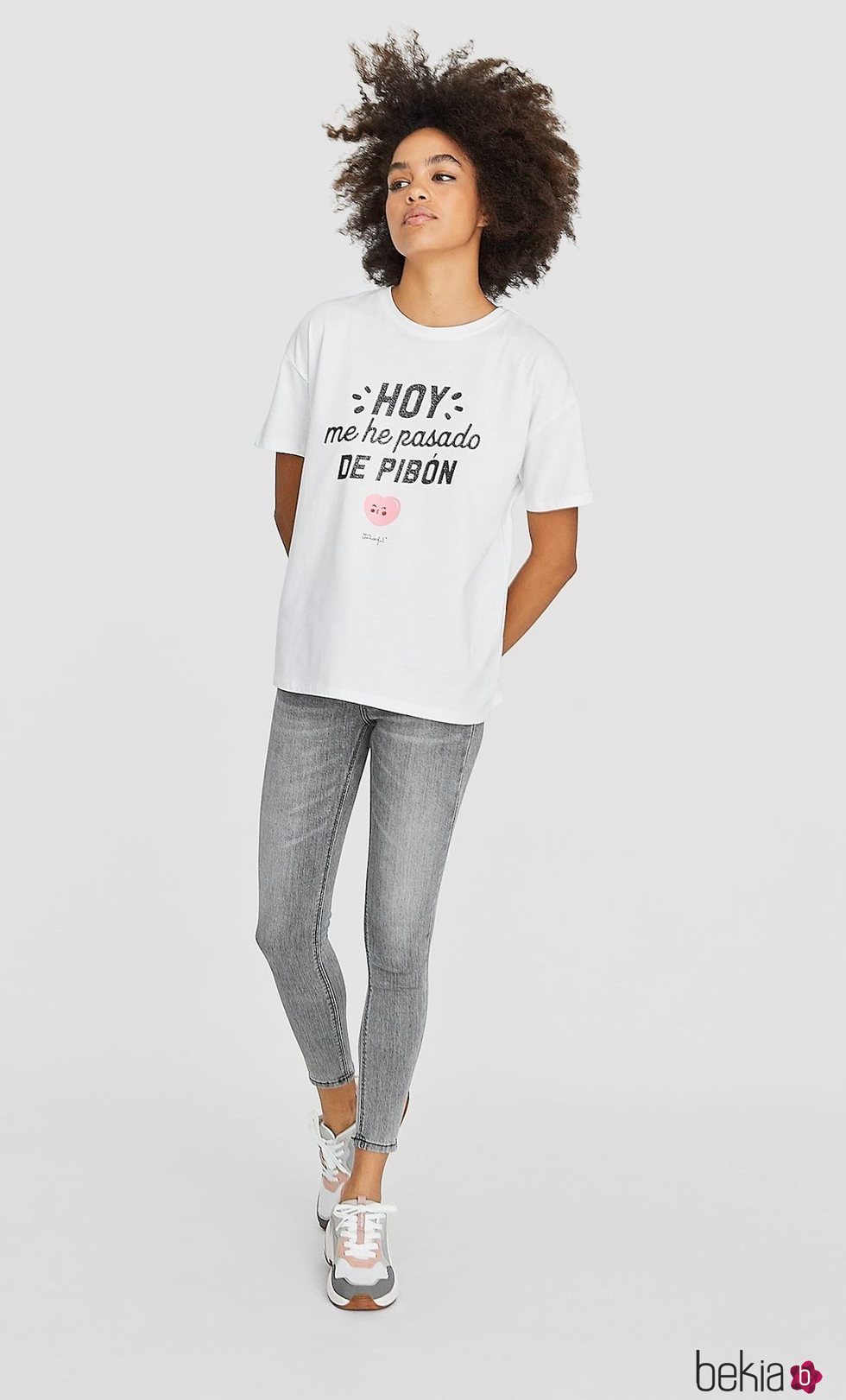 Camiseta blanca de la colección de Stradivarius con Mr Wonderful