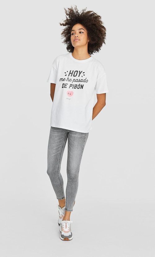 Camiseta blanca de la colección de Stradivarius con Mr Wonderful