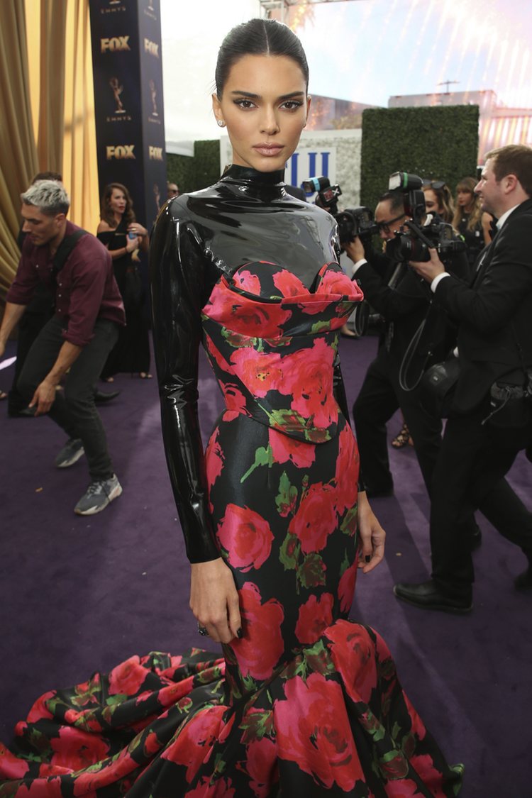 Kendall Jenner vestida de Richard Quinn en los premios Emmy 2019