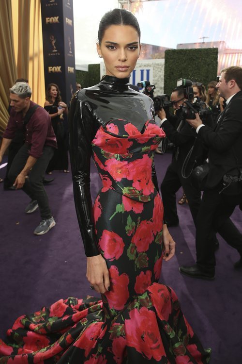 Kendall Jenner vestida de Richard Quinn en los premios Emmy 2019