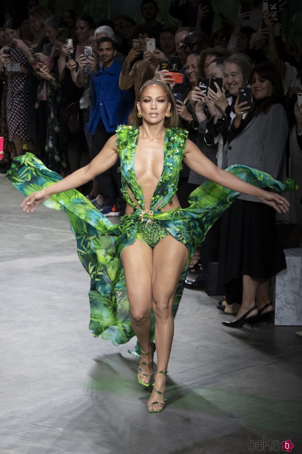 Jennifer Lopez desfilando para Versace en su colección primavera/verano 2020