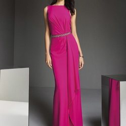 Vestido con cinturón de brillantes 'A touch of Sparkle' nº51 de la colección #PronoviasPink en colaboración con la AECC.