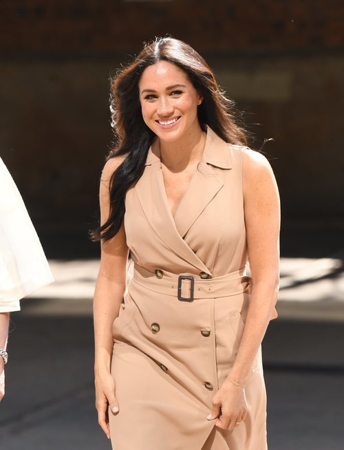 Meghan Markle con vestido trech en su visita a Sudáfrica