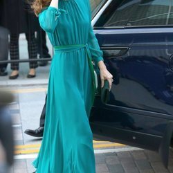Catalina de Cambridge con vestido esmeralda de AROSS GIRL X SOLER