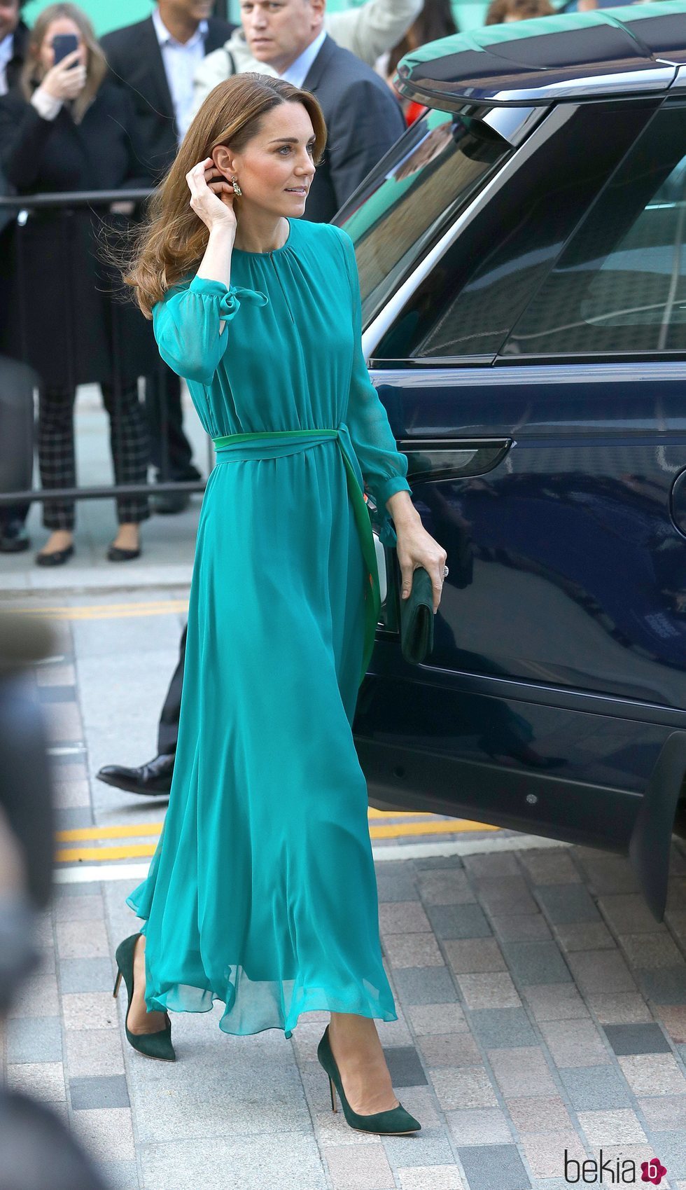 Catalina de Cambridge con vestido esmeralda de AROSS GIRL X SOLER