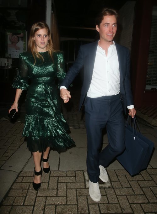 Beatriz de York con vestido metálico de lamé en la fiesta de Dior en Londres