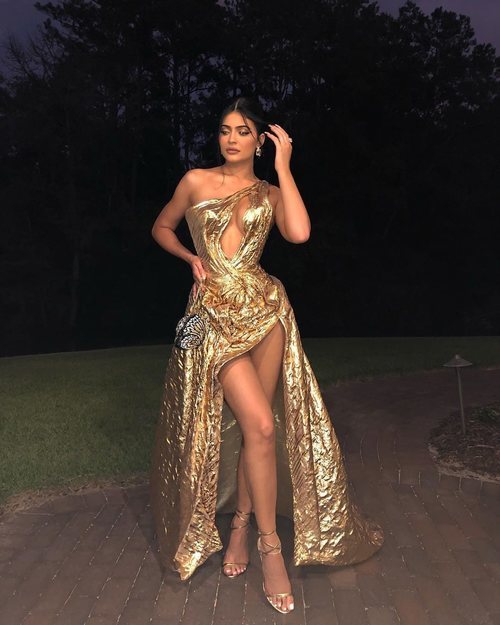 Kylie Jenner luce vestido dorado a la boda de Justin Bieber y Hayley Baldwin