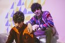 Javier Calvo y Javier Ambrossi con una de las proyecciones de la pop-up store de Zalando