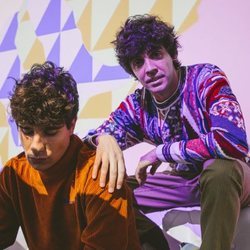 Javier Calvo y Javier Ambrossi  con una de las proyecciones de la pop-up store de Zalando