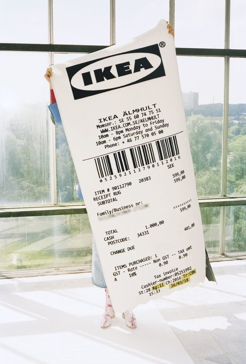 Alfombra con forma de ticket de la colección 'Markerad' de Ikea y Virgil Abloh