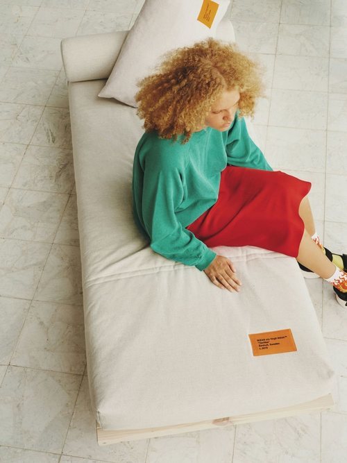 Diván con etiqueta de la colección 'Markerad' de Ikea y Virgil Abloh