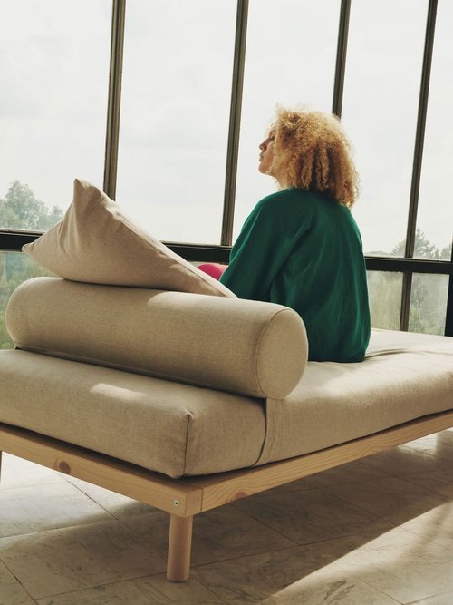 Divan crema de la colección 'Markerad' de Ikea y Virgil Abloh