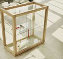 Estantería de cristal de la colección 'Markerad' de Ikea y Virgil Abloh