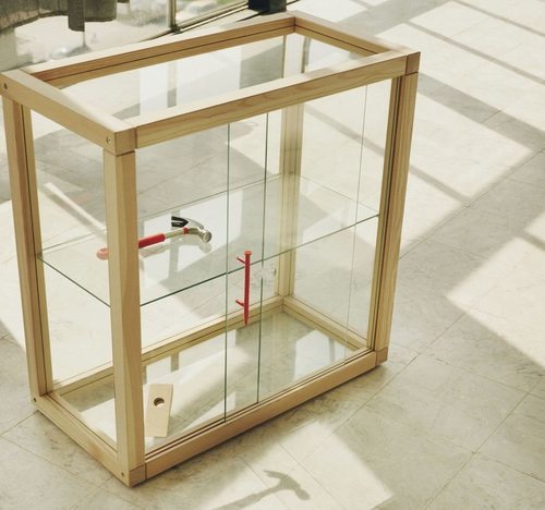 Estantería de cristal de la colección 'Markerad' de Ikea y Virgil Abloh