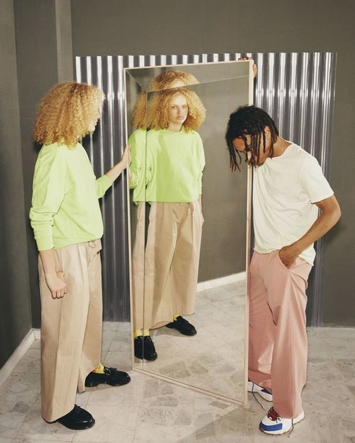 Espejo grande de la colección 'Markerade' de Ikea y Virgil Abloh