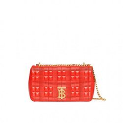 Bolso rojo 'Lola' con correa dorada de la colección otoño 2019 de Burberry.