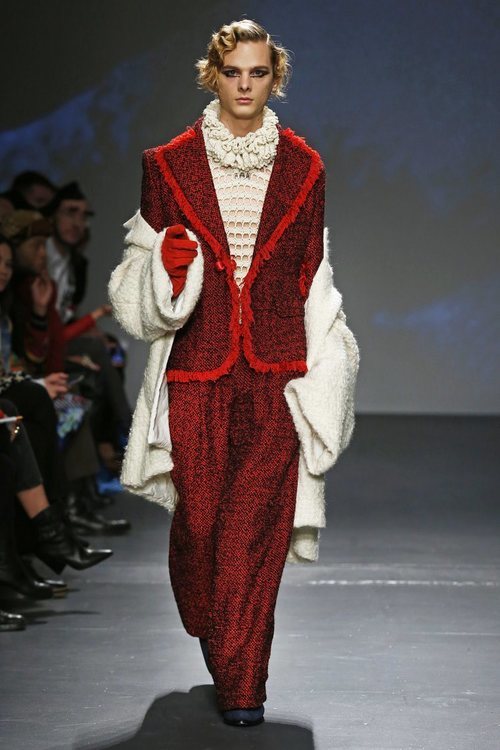 Traje dos piezas y blusa de la colección '1916' de Palomo Spain