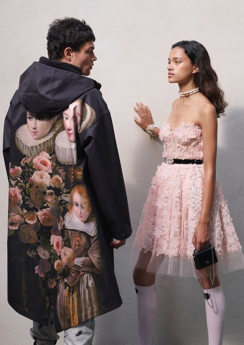 Parca negra y vestido de flores de la colección cápsula H&M y Giambattista Valli