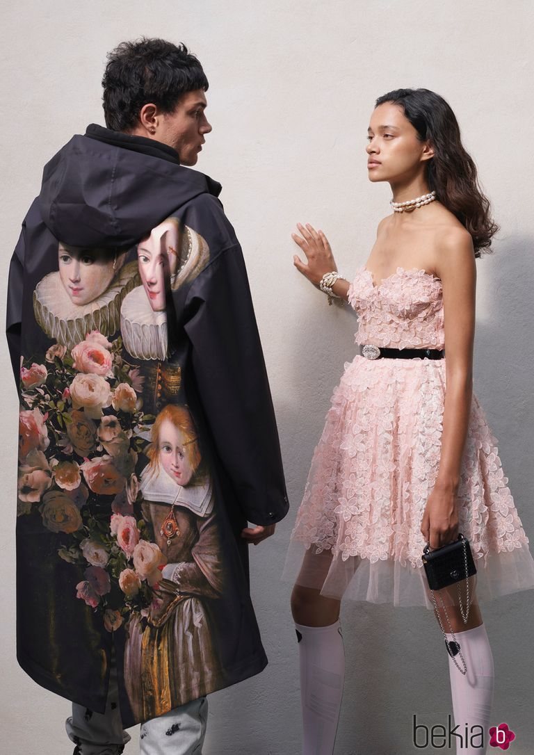 Parca negra y vestido de flores de la colección cápsula H&M y Giambattista Valli