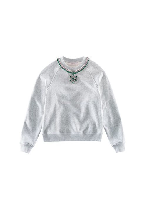 Jersey gris con collar de la colección de H&M y Giambattista Valli