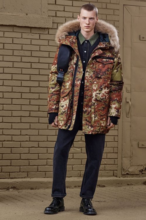 Abrigo de camuflaje con capucha de 'Zara SRPLS' otoño 2019
