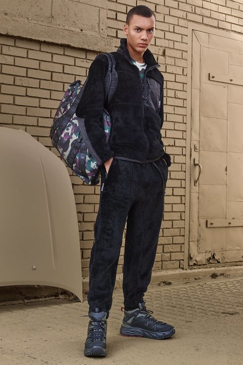 Chandal negro de borrego para hombre de 'Zara SRPLS' otoño 2019