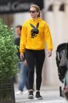 Jennier Lawrence con un look de deporte y sudadera inspiración 'Playboy' paseando por Nueva York