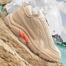 Deportivas beige de la segunda colección de 'Gigi Hadid X Reebok' otoño 2019