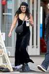 Vanessa Hudgens con vestido de terciopelo en su paseo por Nueva York