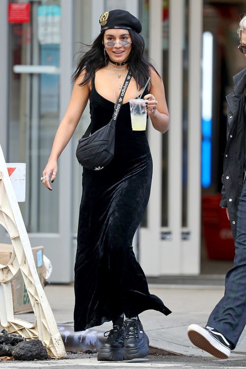 Vanessa Hudgens con vestido de terciopelo en su paseo por Nueva York