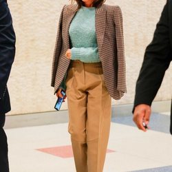 Victoria Beckham con pantalones slouchy de su propia marca en Nueva York