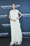 Mackenzie Davis con vestido túnica en la premiere de 'Terminator' en México
