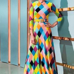 Nieves Álvarez con el Rainbow Diamonds Dress de María Escoté presentando 'Flash Moda'