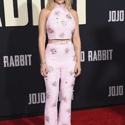 Scarlett Johansson con dos piezas rosa en la premire de 'Jojo Rabbit' en Los Ángeles