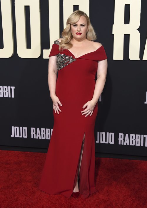 Rebel Wilson con vestido rojo en la premiere de 'Jojo Rabbit'