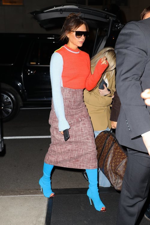 Victoria Beckham con botas calcetín pep toe de su marca en Nueva York