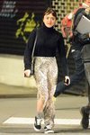 Maisie Williams con pantalones de leopardo caminando por Nueva York
