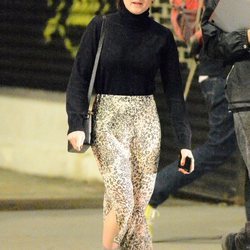 Maisie Williams con pantalones de leopardo caminando por Nueva York
