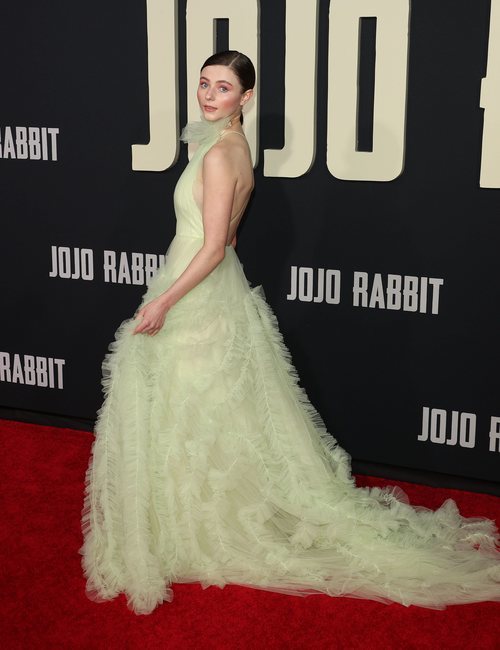Thomasin Mckezsie con vestido de tul amarillo en la premiere de 'Jojo Rabbit'