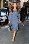 Sarah Jessica Parker con zapatos de cenicienta en la presentación 'SJP Shoe Collection'