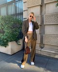 Elsa Hosk con un traje de chaqueta y pantalón bicolor en Nueva York