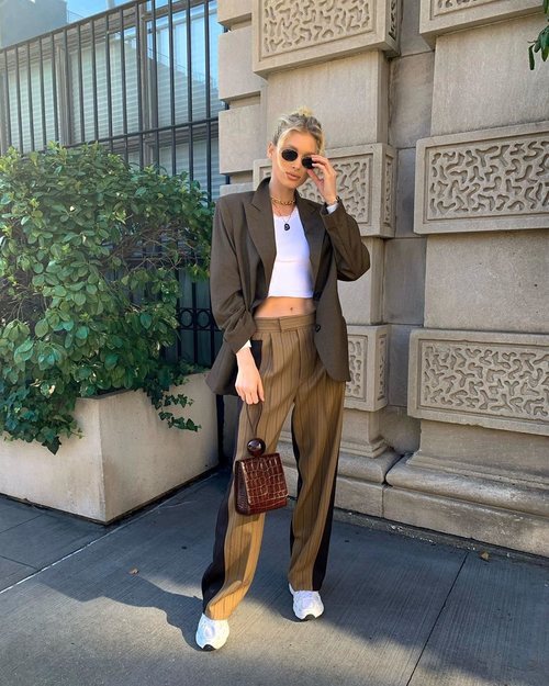 Elsa Hosk con un traje de chaqueta y pantalón bicolor en Nueva York