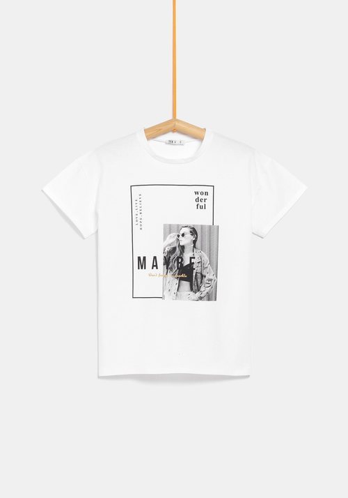 Camiseta blanca con dibujo y palabra 'Mayre' de la colección de Rocío Osorno y TEX de otoño/invierno 2019